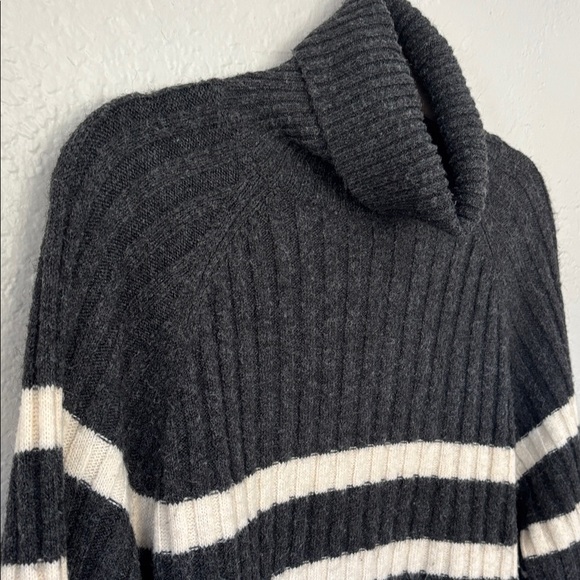 H&M Gray & Cream Striped oversized side slit Turtleneck Tunic Sweater M - Picture 2 of 8
